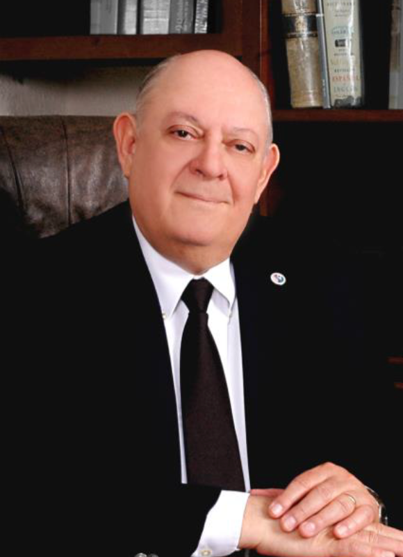 Headshot of Roberto Salmón