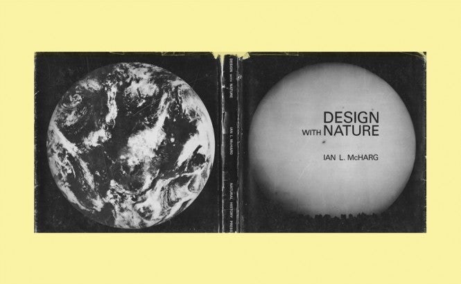 Portada completa en blanco y negro del libro Design with Nature de Ian L. McHarg. La cubierta posterior muestra el planeta Tierra desde el espacio sin tipo, y la cubierta frontal muestra una gran luna que se eleva sobre un paisaje urbano. La luna, como la Tierra en la cubierta posterior, ocupa casi todo el espacio en la cubierta.
