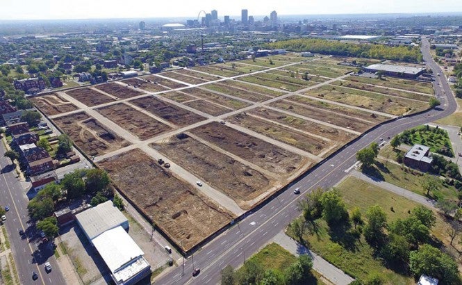 Vista aérea de lotes baldíos en las afueras de la ciudad de St. Louis, Misuri