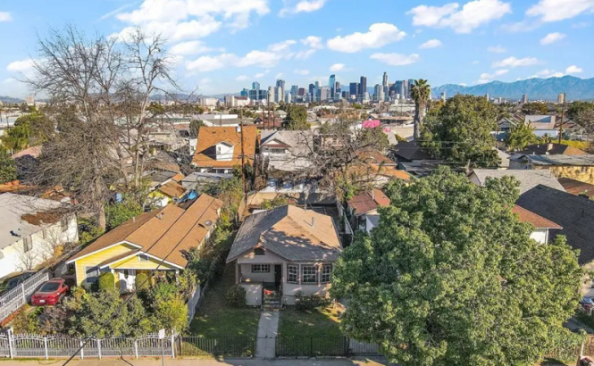 Casas en el sur de Los Ángeles, con el centro de Los Ángeles visible al fondo