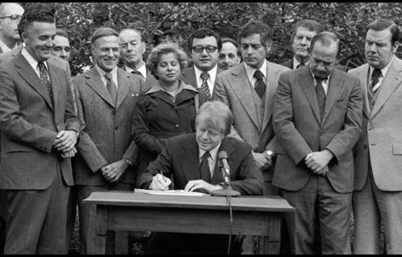 El presidente Jimmy Carter firma la Ley de Reinversión Comunitaria en 1977.