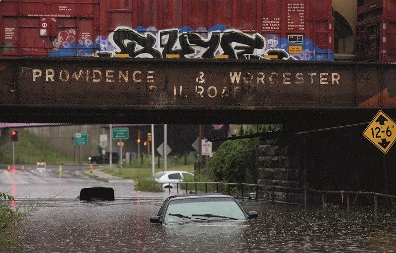 Los autos navegan en una inundación severa bajo un antiguo puente de Providence & Worcester Railroad. Worcester, julio de 2018. Crédito: Matthew Healey