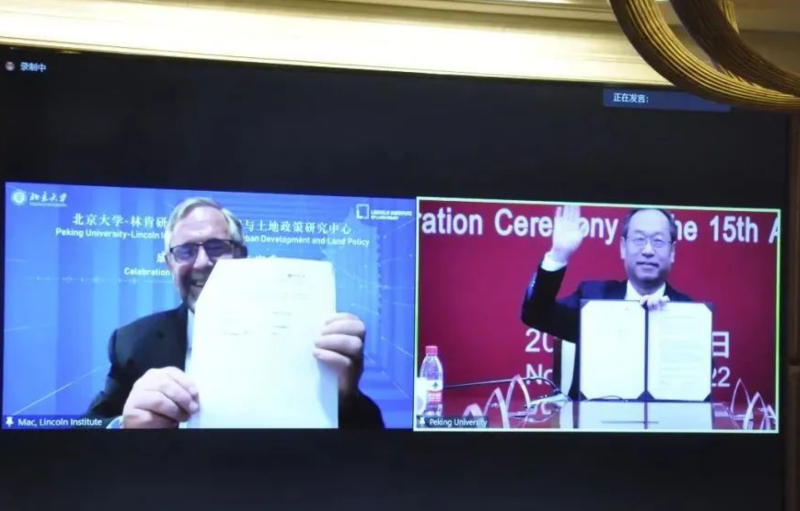 Lincoln Institute President and CEO George W. McCarthy and Peking University Vice President Jin Zhang celebrate the renewal of the collaborative agreement that established the Peking University-Lincoln Institute Center for Urban Development and Land Policy. Credit: Courtesy of PKU. Lincoln Institute President and CEO George W. McCarthy and Peking University Vice President Jin Zhang celebrate the renewal of the collaborative agreement that established the Peking University-Lincoln Institute Center for Urban Development and Land Policy. Credit: Courtesy of PKU.