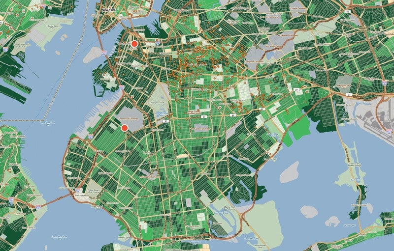 Mapa de Brooklyn, Nueva York, que muestra parcelas de tierra en diferentes tonos de verde para indicar la renta bruta media de los residentes. Dos puntos rojos muestran los sitios de proyectos de vivienda / biblioteca de uso mixto y los diamantes naranjas muestran las ubicaciones de los créditos fiscales para viviendas de bajos ingresos.