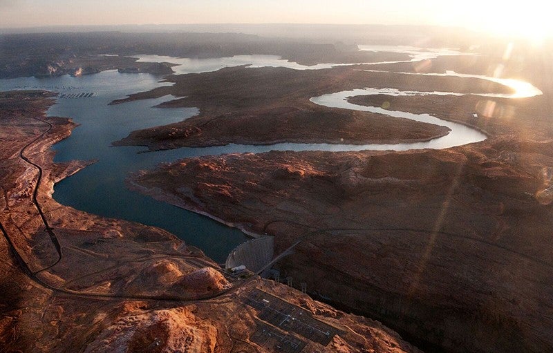 Lago Powell detrás de la represa del Cañón de Glen. Crédito: Pete McBride