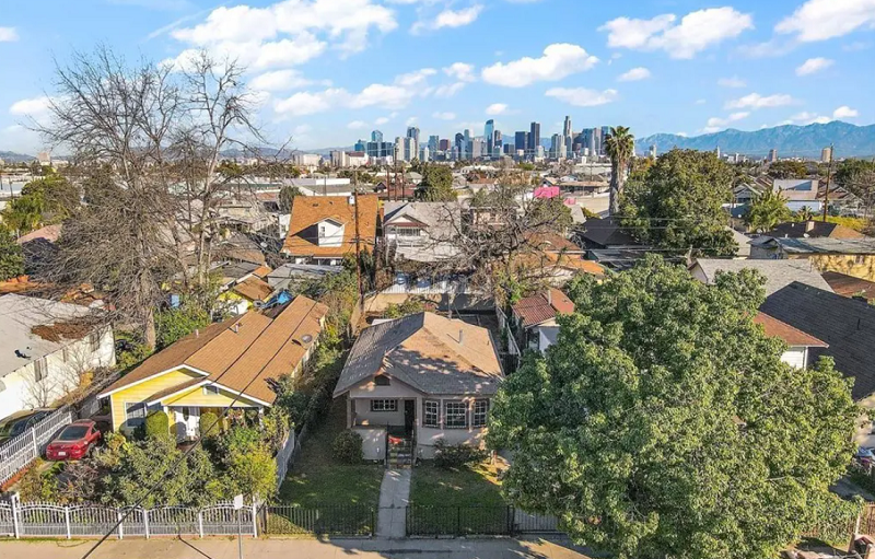 Casas en el sur de Los Ángeles, con el centro de Los Ángeles visible al fondo