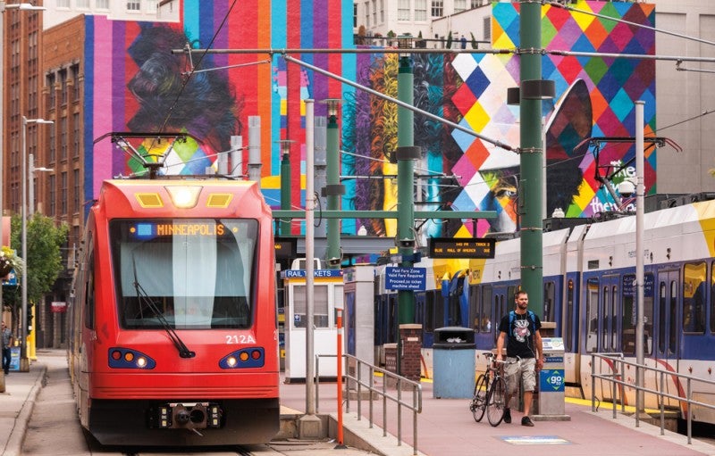 En Minneapolis, el metro ligero es una opción de transporte neutro en carbono. Las agencias de planificación regional en Twin Cities y el área metropolitana de Boston ayudan a los dirigentes municipales a acceder a datos sobre las emisiones de carbono y comprenderlos. Crédito: Wiskerke vía Alamy Stock Photo.