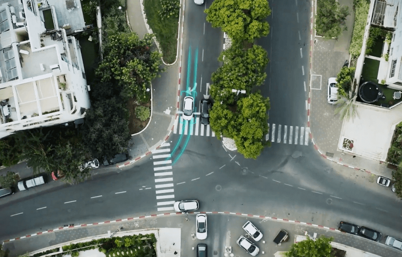 Vista aérea de coches y carreteras en Tel Aviv